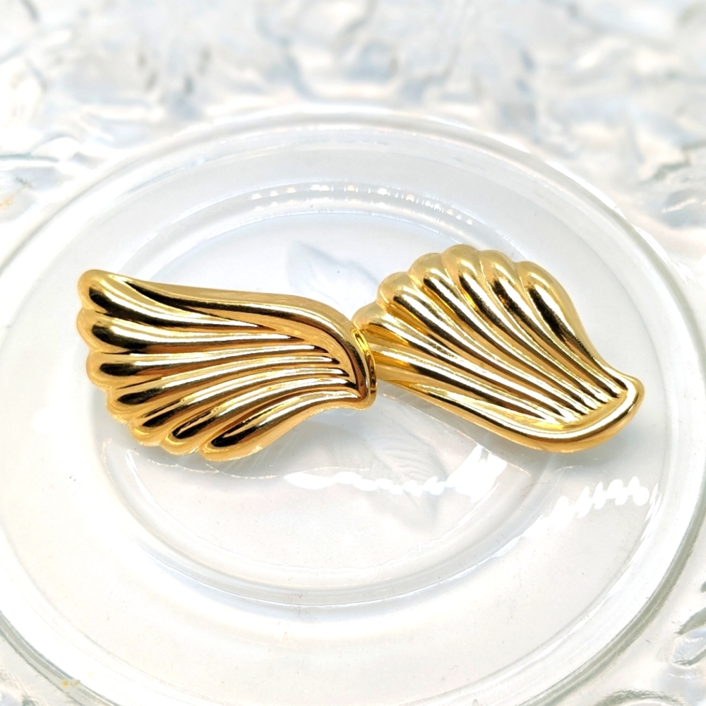 🔴 3/$25 80s Vintage gold wings clip on earrings